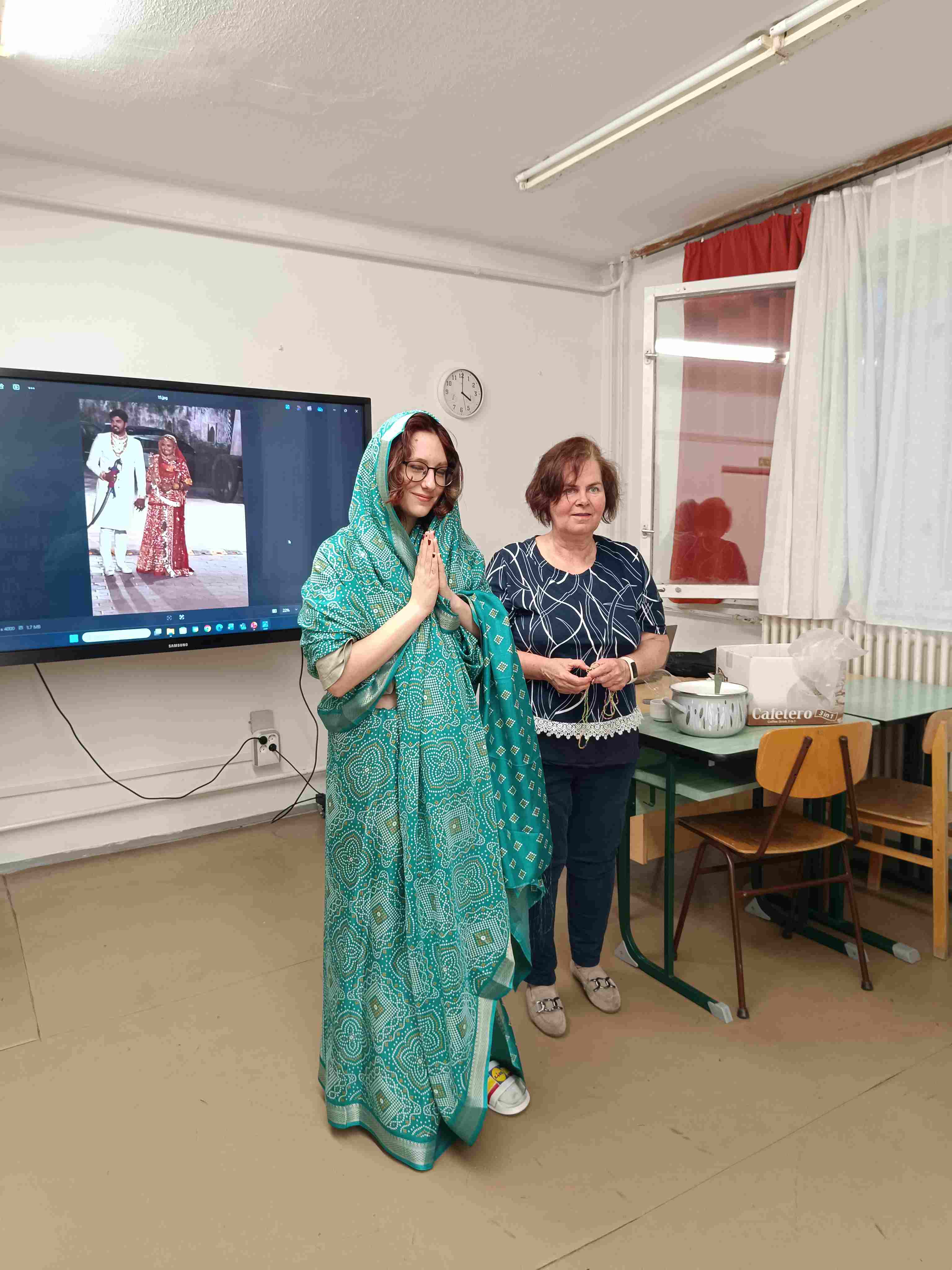 Viki száriban 2 kicsi